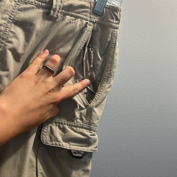 Women’s M Columbia GRT cargo khakis, sporty, zippers, shorts and pants - Picture 8 of 12